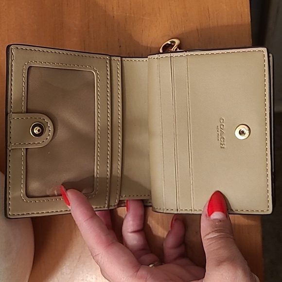 Coach Snap Wallet In Signature Canvas With Heart Print - Picture 4 of 5